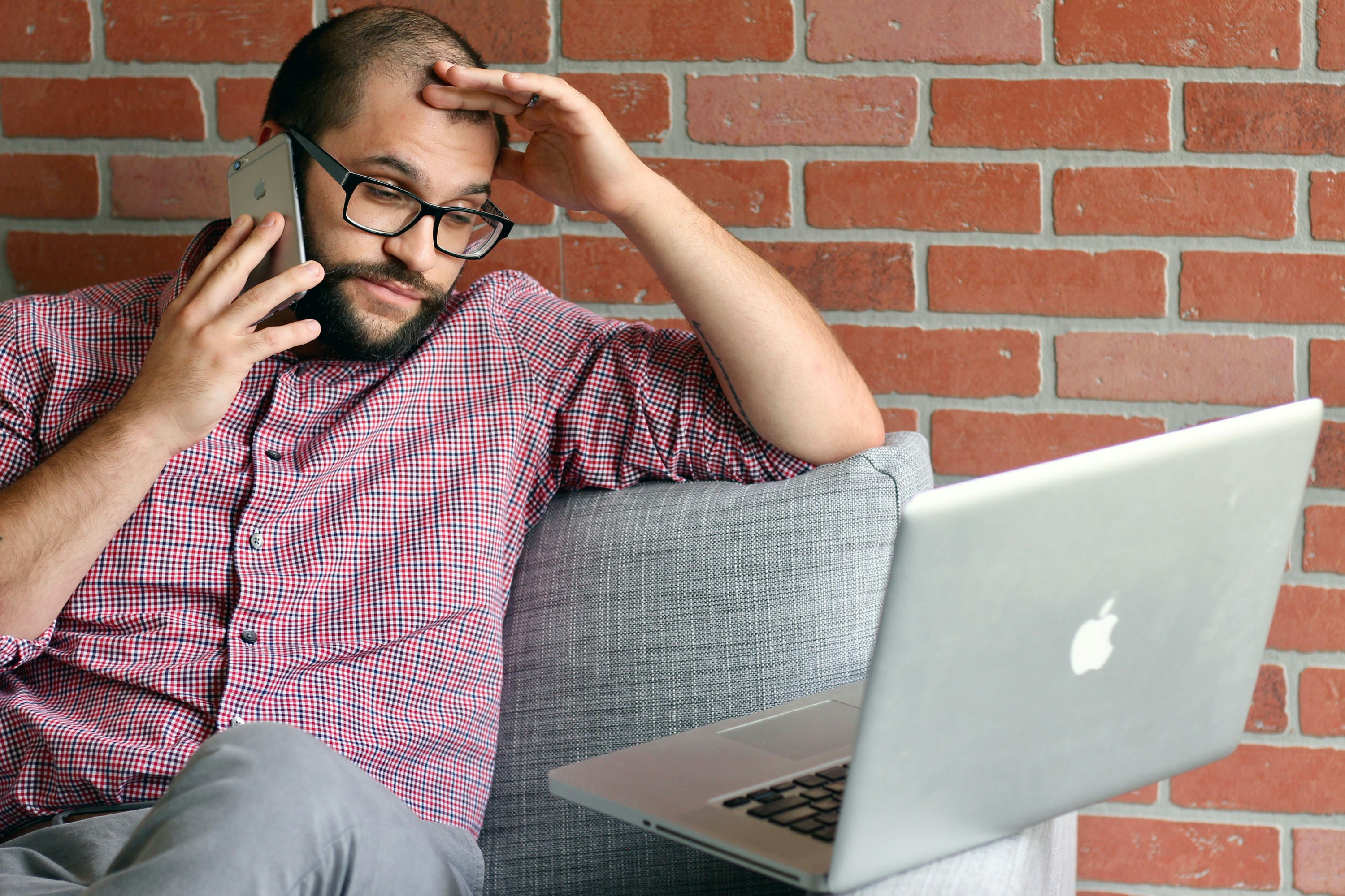 A person in Ontario tries to find a virtual therapist.