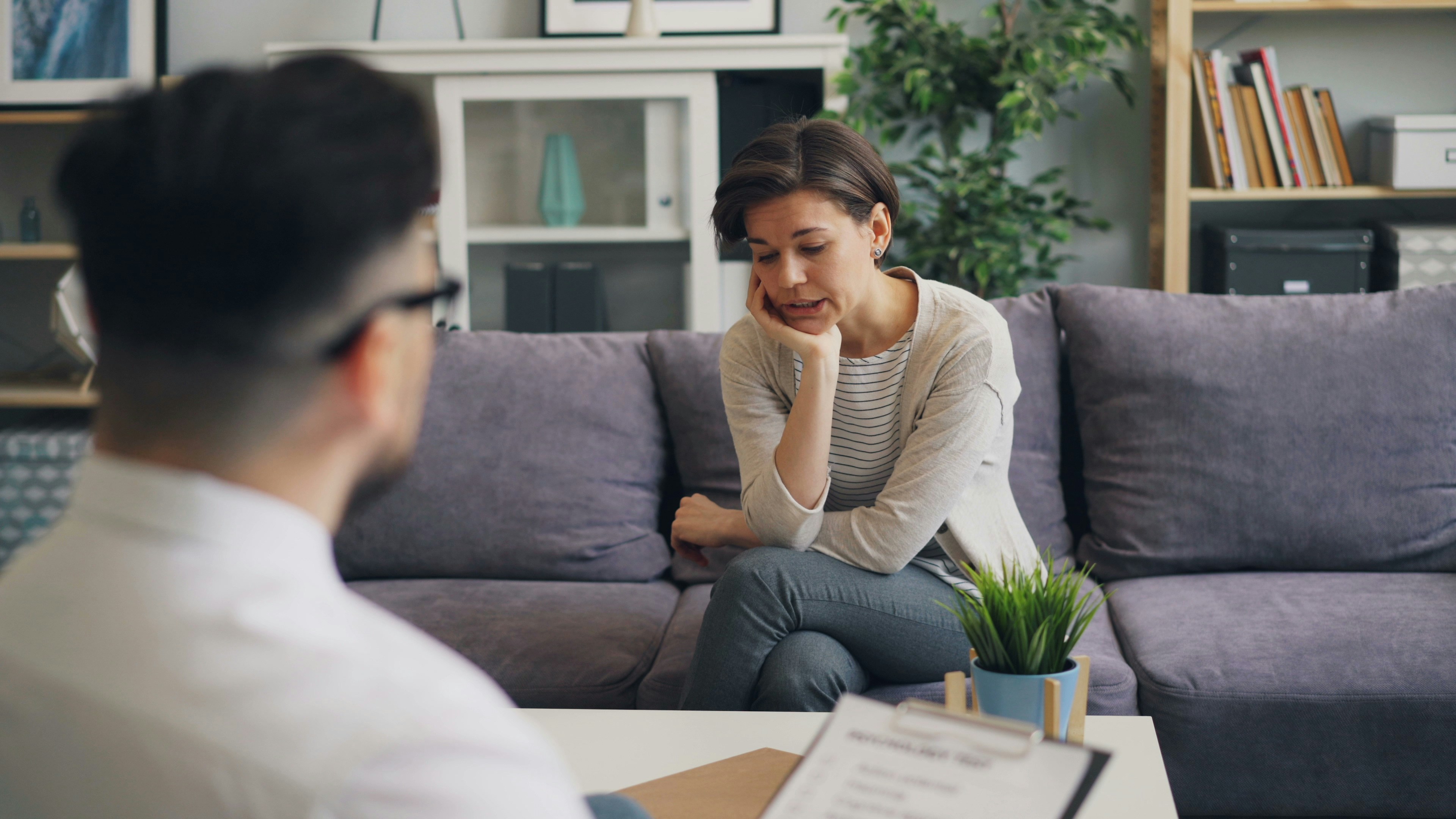 A psychologist in Mississauga provides therapy to a client